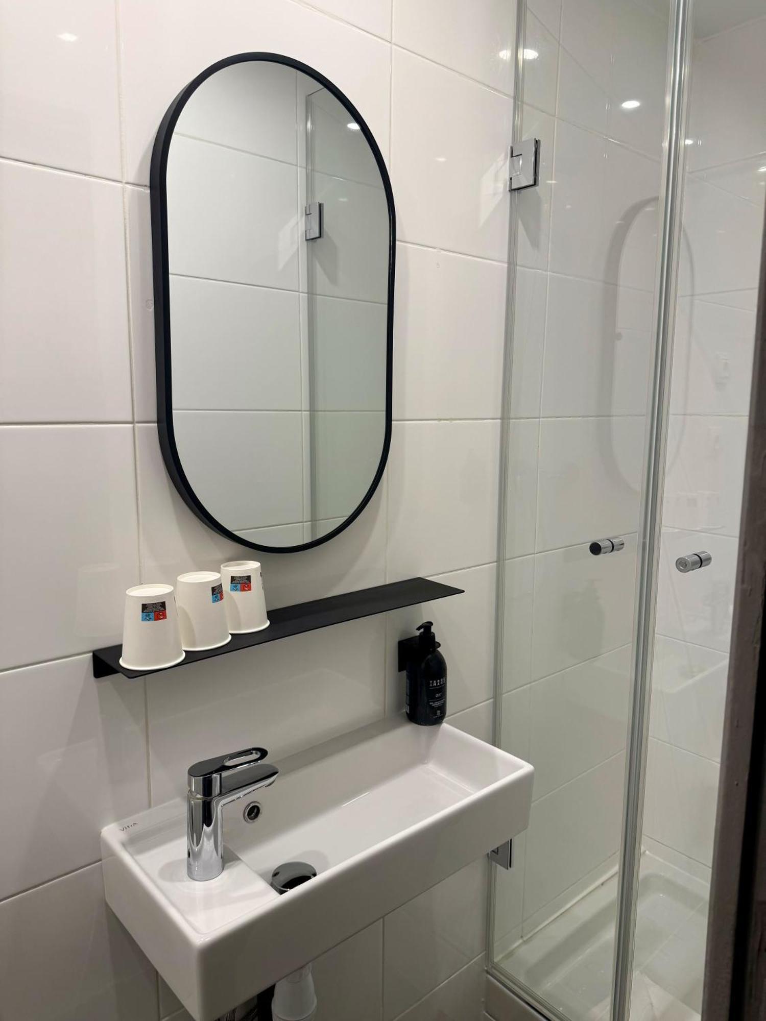 Hotel De L'exposition - République 3*