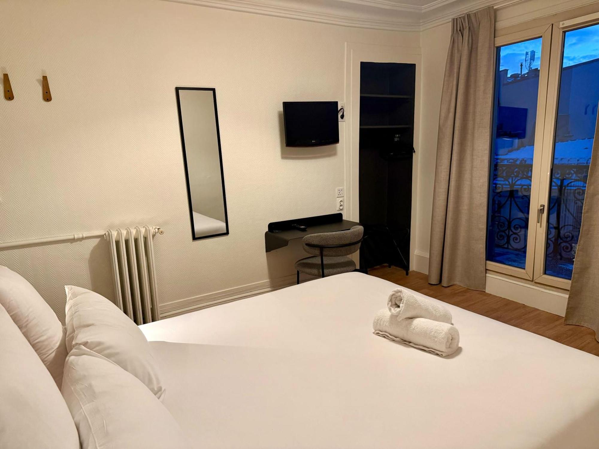 De L'exposition - République 3*